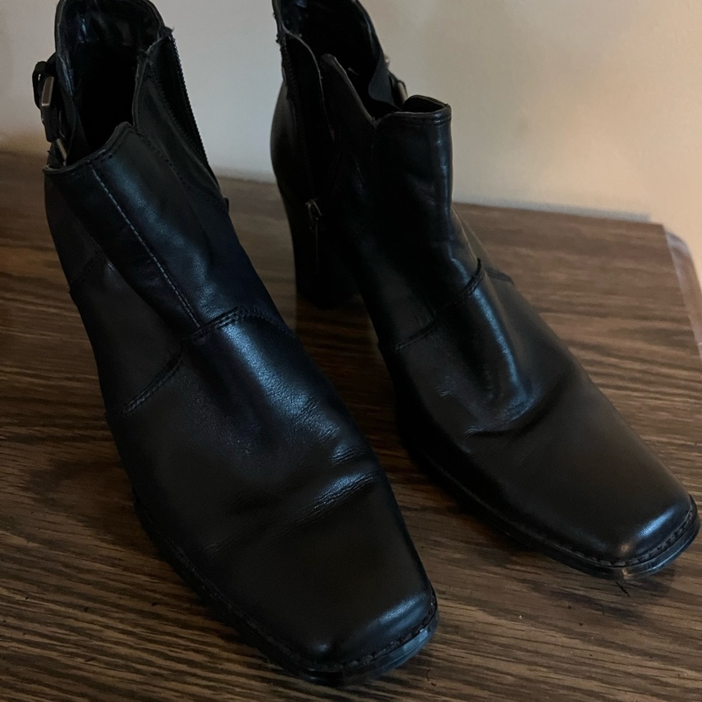 Ladies low cut boots